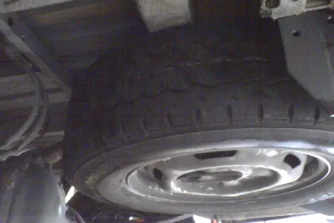 Jak opuścić koło zapasowe Ford Transit - proste instrukcje krok po kroku