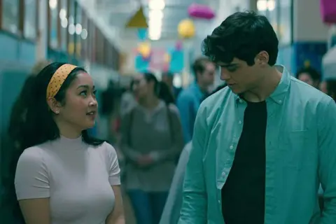 Lara Jean i Peter w szkolnym korytarzu. Idealne fajne filmy dla 13 latki, pełne szkolnych perypetii i pierwszych miłości.