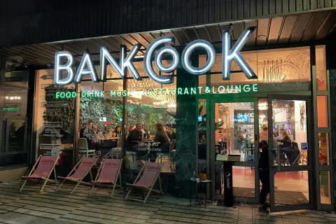Bankook – jedna z najlepszych restauracji w Poznaniu, oferująca jedzenie, drinki i muzykę. Wnętrze tętni życiem.
