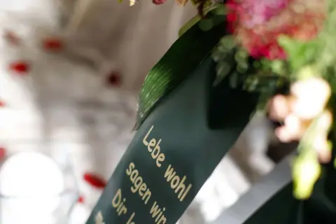 Trauerkranz mit Spruch "Lebe wohl". Mögliche Nachteile beim Kirchenaustritt für die Beerdigung.