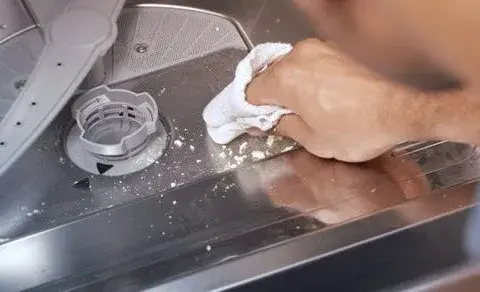 Jak czyścić zmywarkę Finish? Płyn, tabletki i porady