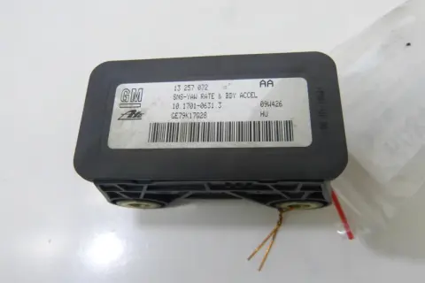 Czujnik ESP Opel Astra J, gdzie jest? To czujnik przyspieszenia bocznego i wzdłużnego, o numerze GM 13 257 072.