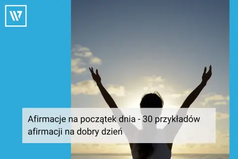 Kobieta z rękami w górze wita nowy dzień. Inspirujące cytaty o pozytywnej energii na dobry początek.
