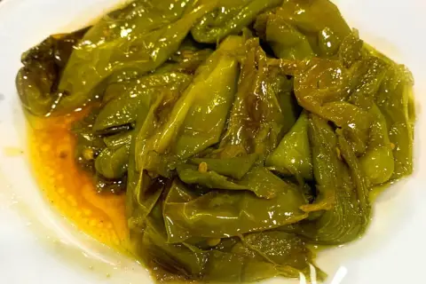 Friggitelli in padella alla napoletana, dolci e succosi, cotti in olio d'oliva e profumati.