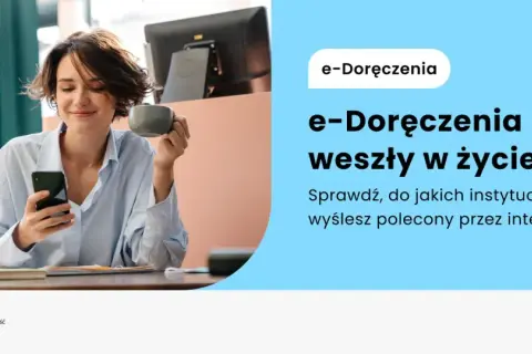 Kobieta z kubkiem kawy przegląda smartfon. E-Doręczenia, jak nowoczesny listonosz, ułatwiają wysyłanie poleconych przez internet.