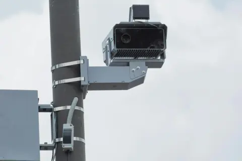 Un radar de feu rouge, prêt à déclencher son flash pour les contrevenants.