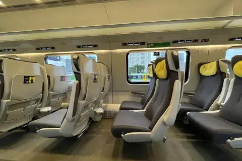 Wnętrze pociągu Pendolino. Fotele klasy 1 i 2, wygodne, z żółtymi zagłówkami, czekają na pasażerów.