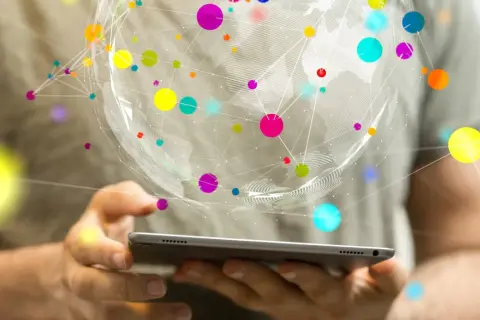 Domena internetowa: Co to? Wybierz, zabezpiecz i zrozum jej działanie.