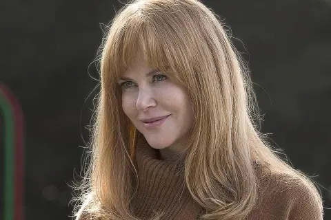 Nicole Kidman med blont hår och blå ögon, klädd i en brun polotröja. Kanske en scen från big little lies season 3?