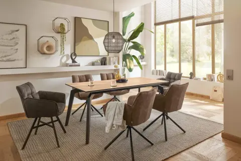 Modernes Esszimmer gestalten mit Holztisch, bequemen Stühlen, Wanddeko und großem Fenster.