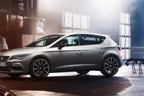Srebrny Cupra Leon w magazynie. Cupra to marka znana z osiągów i sportowego designu.