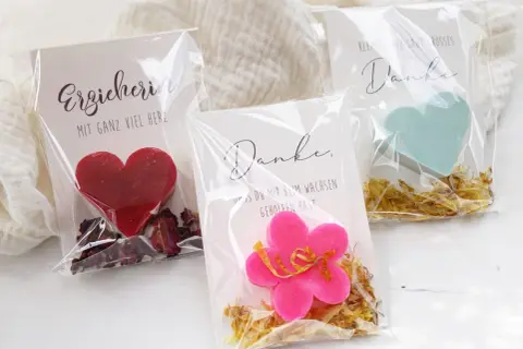 Abschiedsgeschenk Grundschule Kinder: Kleine Seifenherzen und eine Blume mit Dankesbotschaften für Erzieherinnen.