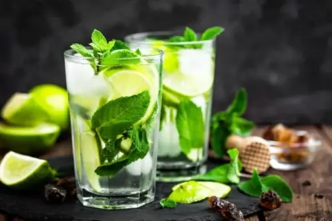 Pyszny drink z syropem mojito i wódką – łatwy przepis na koktajl