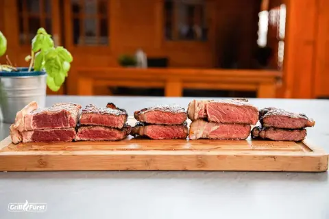 Sechs gestapelte Steaks zeigen verschiedene steak garstufen, von blutig bis medium.