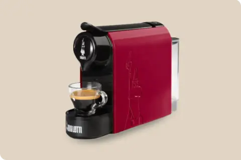 Macchina caffè Bialetti rossa, con tazzina di espresso. Speriamo che la macchina caffè Bialetti non funzioni, così possiamo provare a ripararla!