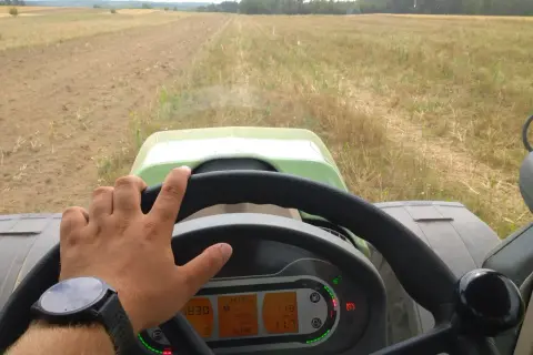 Ruszam traktorem na pole, by zdążyć z arimr termin wywozu obornika. W kabinie czuć zapach ziemi i słońca.