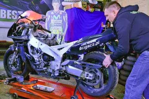 Mężczyzna przy motocyklu sportowym, który nie reaguje po przekręceniu kluczyka.