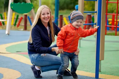Radosne imieniny Marianny na placu zabaw. Mama z synkiem cieszą się wspólnym czasem.