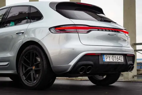 Srebrny Porsche Macan T z podwójnymi końcówkami wydechu. Zastanawiasz się nad jego **porsche macan spalanie**?