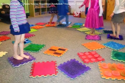 Mata sensoryczna DIY: Rozwiń zmysły dziecka. Poradnik krok po kroku