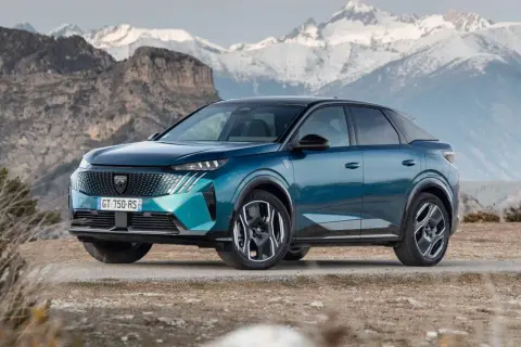 Nowy Peugeot 3008 w turkusowym kolorze na tle gór. Zastanawiasz się, jaki silnik wybrać?