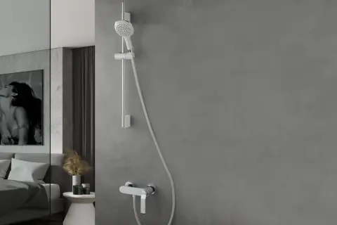 Mitigeur de douche moderne avec douchette réglable en hauteur. Un design épuré pour une salle de bain contemporaine.