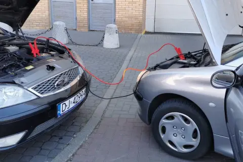 Dwa samochody połączone kablami rozruchowymi. Czy masa to plus czy minus w tej sytuacji? Pomoc w potrzebie.