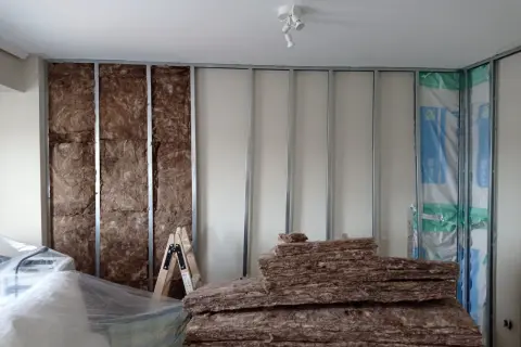 Aislamiento de pared para combatir la humedad. Se ve lana de roca y estructura metálica.