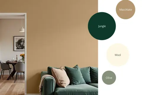Ein Wohnzimmer mit einem grünen Sofa und Kissen, das durch moderne Farben wie Macchiato, Jungle, Wool und Olive inspiriert ist.
