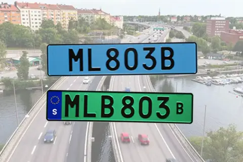 Två registreringsskyltar, en blå med texten ML 803B och en grön med texten MLB 803B, visas över en stadsmiljö med broar och båtar.