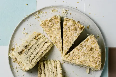 Schichten von knusprigem Teig und cremiger Füllung machen diesen Napoleon Kuchen zu einem Genuss.