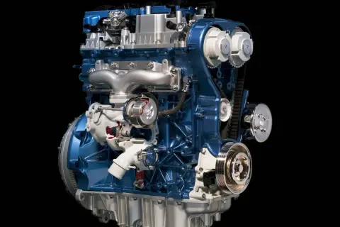 Błękitny silnik 1.6 Ecoboost z turbosprężarką i paskiem rozrządu, gotowy do pracy.
