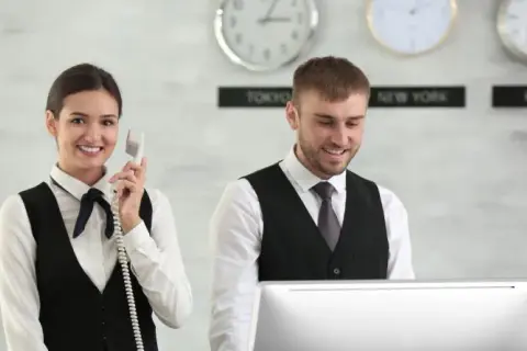 Ile godzin pracuje recepcjonistka w hotelu? Zaskakujące fakty o zmianach