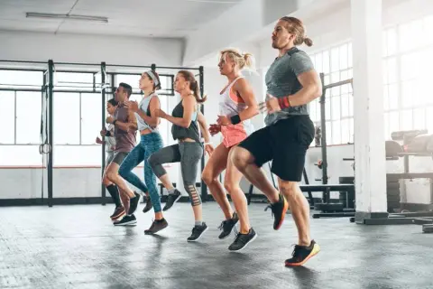 CrossFit: Kluczowe ćwiczenia i WOD-y dla początkujących