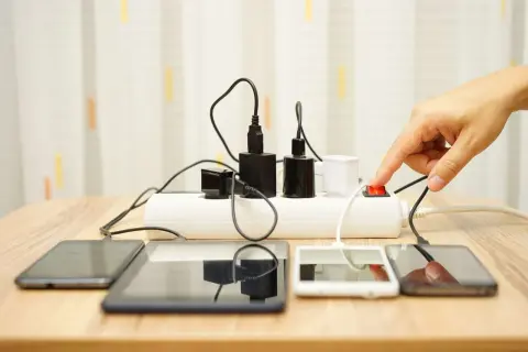 Ile prądu zużywa ładowarka do telefonu? Prawdziwe koszty i wyliczenia
