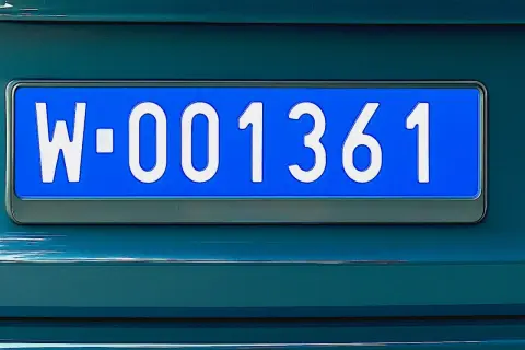 Niebieska tablica z białymi znakami: W-001361. To rejestracje dyplomatyczne, które często można spotkać na samochodach ambasad.