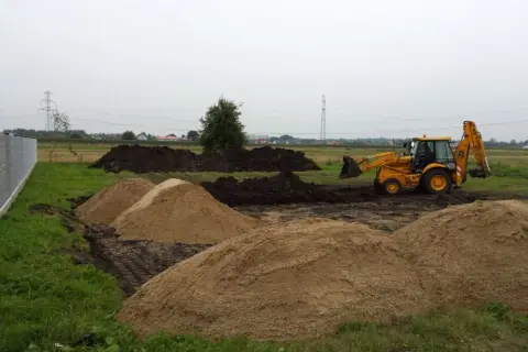 Podniesienie terenu działki: 20 czy 30 cm? Prawo, koszty i sąsiedzi.