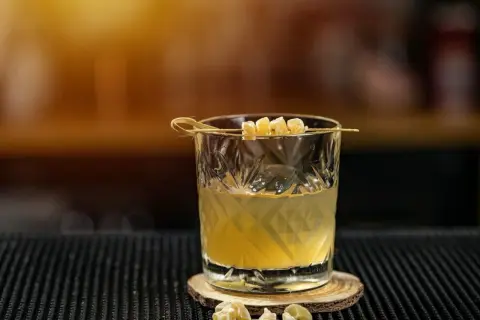 Orzeźwiający whiskey z tonikiem, ozdobiony kandyzowanym imbirem, czeka na Ciebie. Idealny na letnie wieczory.