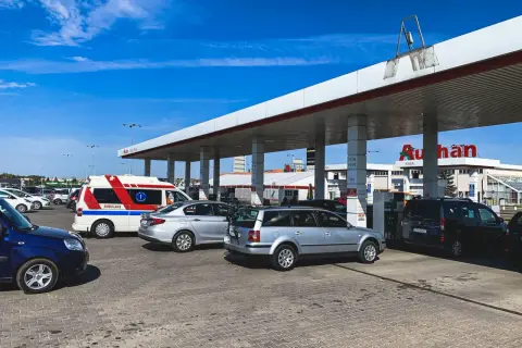 Stacja paliw Auchan. Samochody, w tym ambulans, tankują przy dystrybutorach. Sprawdzanie auchan ceny paliw.