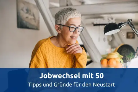 Frau mit Brille und gelbem Pullover am Laptop, bereit für einen beruflichen Neuanfang. Tipps für den Jobwechsel mit 50.