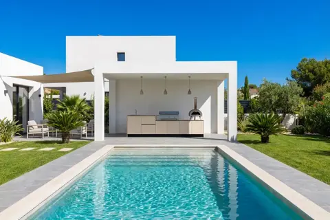 Une magnifique cuisine d'été avec piscine, parfaite pour des repas en plein air sous le soleil.