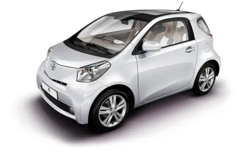 Biały samochód Toyota iQ z czarnym dachem i jasnym wnętrzem, widok z przodu i z boku.