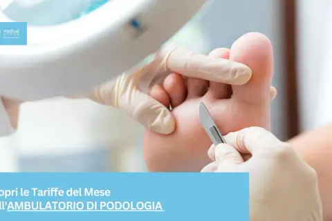 Mani guantate eseguono un trattamento podologico. Scopri il costo della visita podologo per la cura dei tuoi piedi.