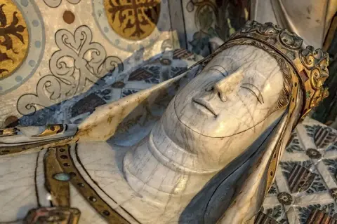 Tumba de mármol de Mariana de Austria, con detalles dorados y ornamentación heráldica.