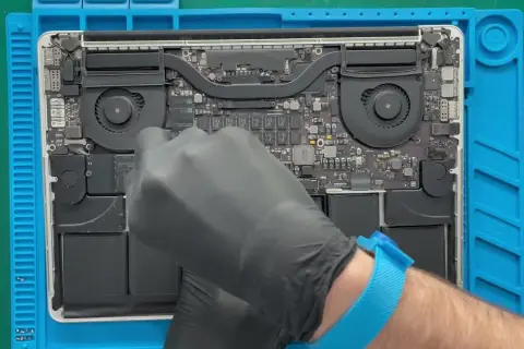 Wymiana baterii w MacBook Pro: Jak uniknąć kosztownych problemów?