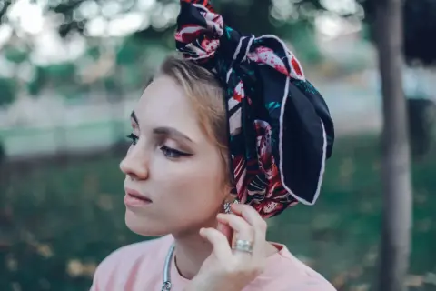 Elegancka opaska na głowę z wzorem kwiatowym, jak nosić ją stylowo.