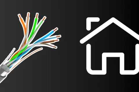 Rozplecione przewody ethernetowe obok białej ikony domu.