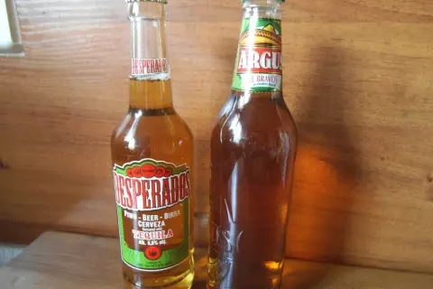 Dwie butelki piwa: Desperados z tequilą i Argus El Bravos.