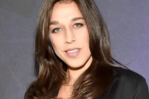 Joanna Jędrzejczyk, znana wojowniczka, uśmiecha się do obiektywu. Czyżby myślała o swoim mężu?