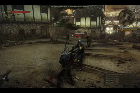 Geralt walczy z rycerzem w Wiedźminie 2. Sterowanie w grze pozwala na dynamiczne uniki i ataki.